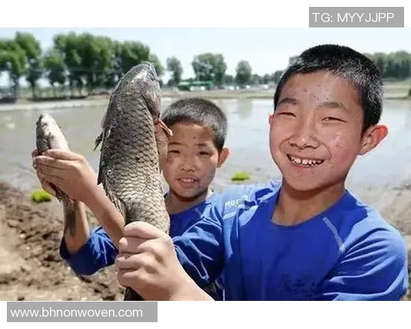 足球明星在海边悠闲抓鱼的趣味瞬间展现运动员生活的另一面
